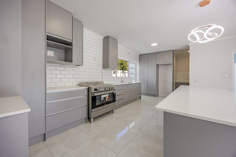 4 Bedroom Property for Sale in Zeekoevlei Western Cape